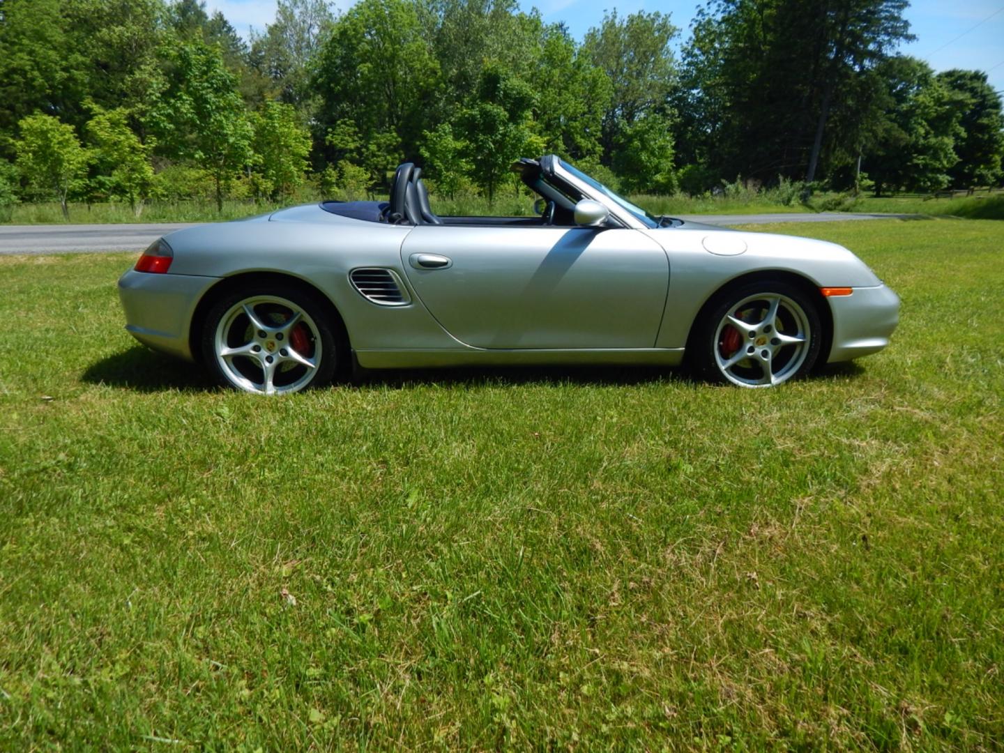 2003 Silver /Blue Leather Porsche Boxster S (WP0CB29873U) with an 3.2L H6 DOHC 24V engine, 6 speed manual transmission, located at 6528 Lower York Road, New Hope, PA, 18938, (215) 862-9555, 40.358707, -74.977882 - Here we have a beautiful Porsche Boxster S with only 18,200 miles that is in pristine condition. This Porsche runs and drives like it did when it was brand new. Options on this beautiful convertible include: 3.2L 6 cylinder engine, rear wheel drive, 6 speed manual transmission, blue leather, 2 mast - Photo#9